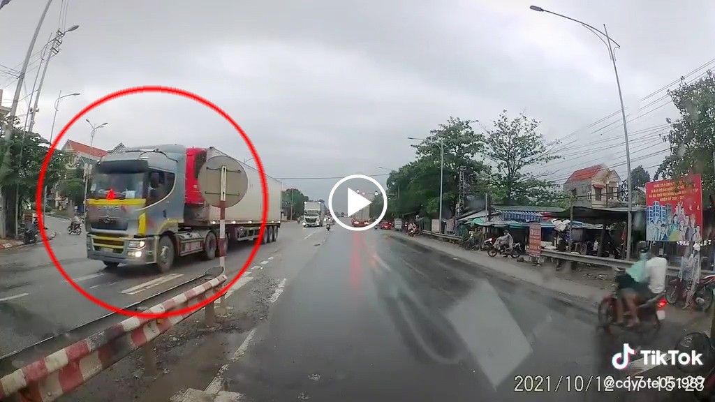 Tài xế container nổi điên vì xe máy liều lĩnh băng qua đường Tài xế container nổi điên vì xe máy liều lĩnh băng qua đường