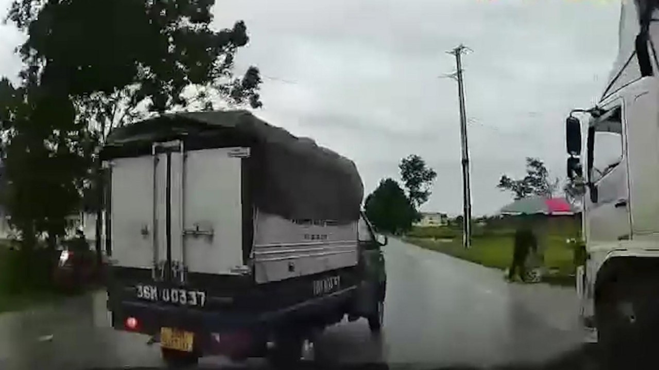 Xe tải ôm cua, nhập làn Xe tải ôm cua, nhập làn