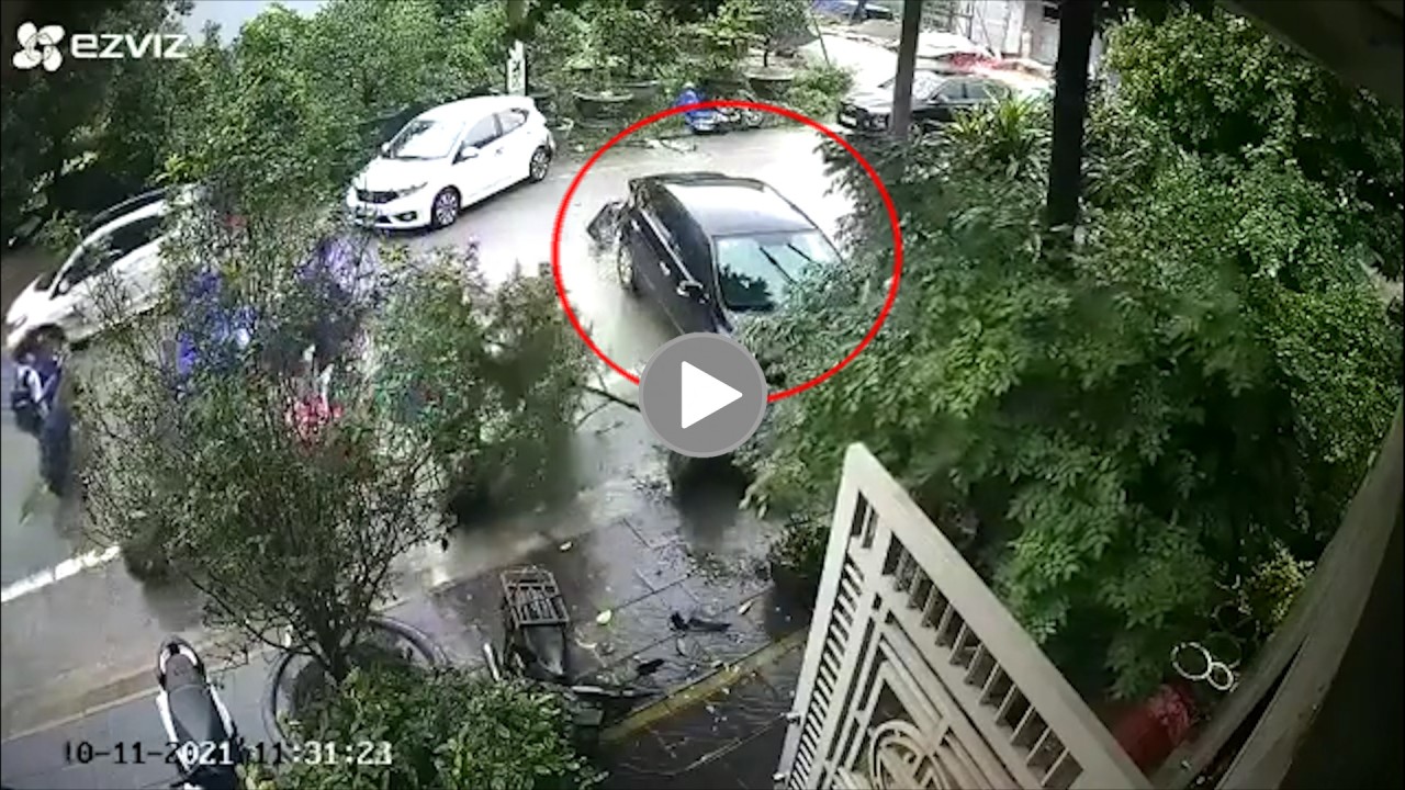 Nữ tài xế lái ô tô Nữ tài xế lái ô tô