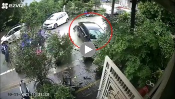 Nữ tài xế lái ô tô 