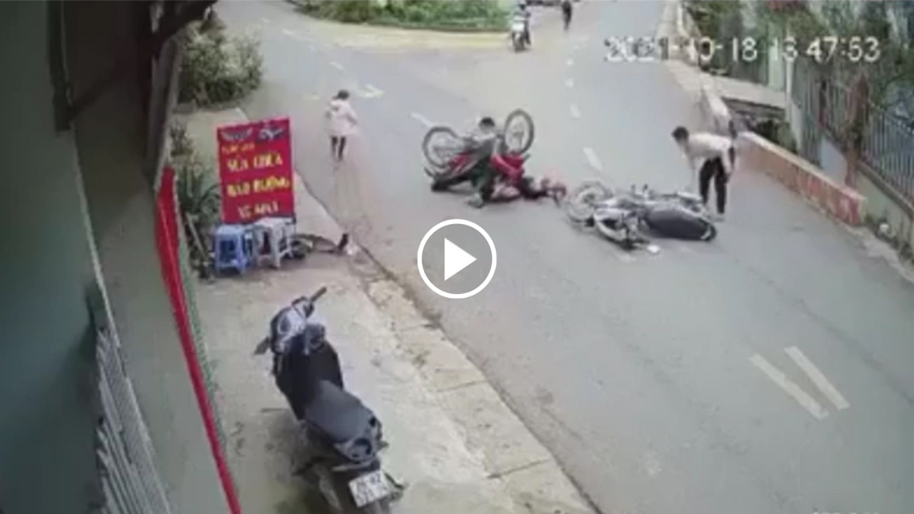 Xe máy vào cua ẩu đốn ngã xe ngược chiều, lộn 180 độ Xe máy vào cua ẩu đốn ngã xe ngược chiều, lộn 180 độ