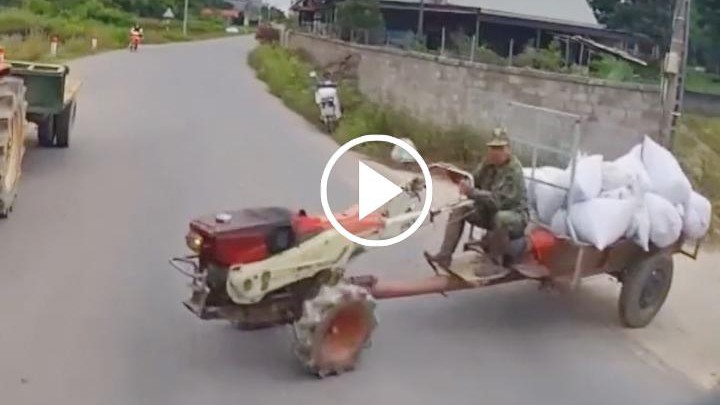 Công nông lên dốc, bị xe tải 'nuốt' gọn vào gầm Công nông lên dốc, bị xe tải 'nuốt' gọn vào gầm