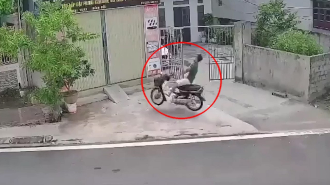 Nam thanh niên đi xe máy mất lái, phi thẳng vào nhà dân Nam thanh niên đi xe máy mất lái, phi thẳng vào nhà dân