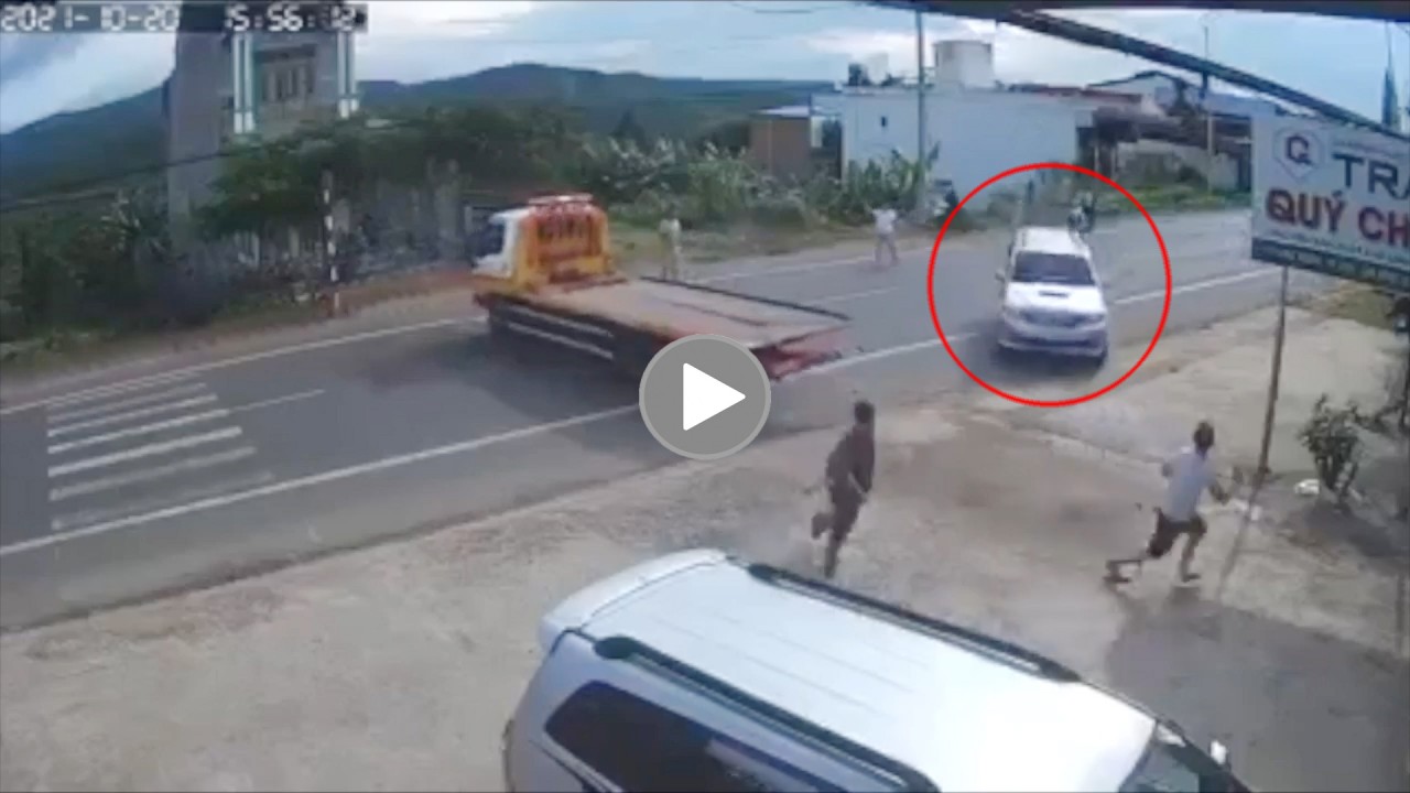 Người đàn ông cầm dép ném ô tô vì… “suýt” bị đâm Người đàn ông cầm dép ném ô tô vì… “suýt” bị đâm