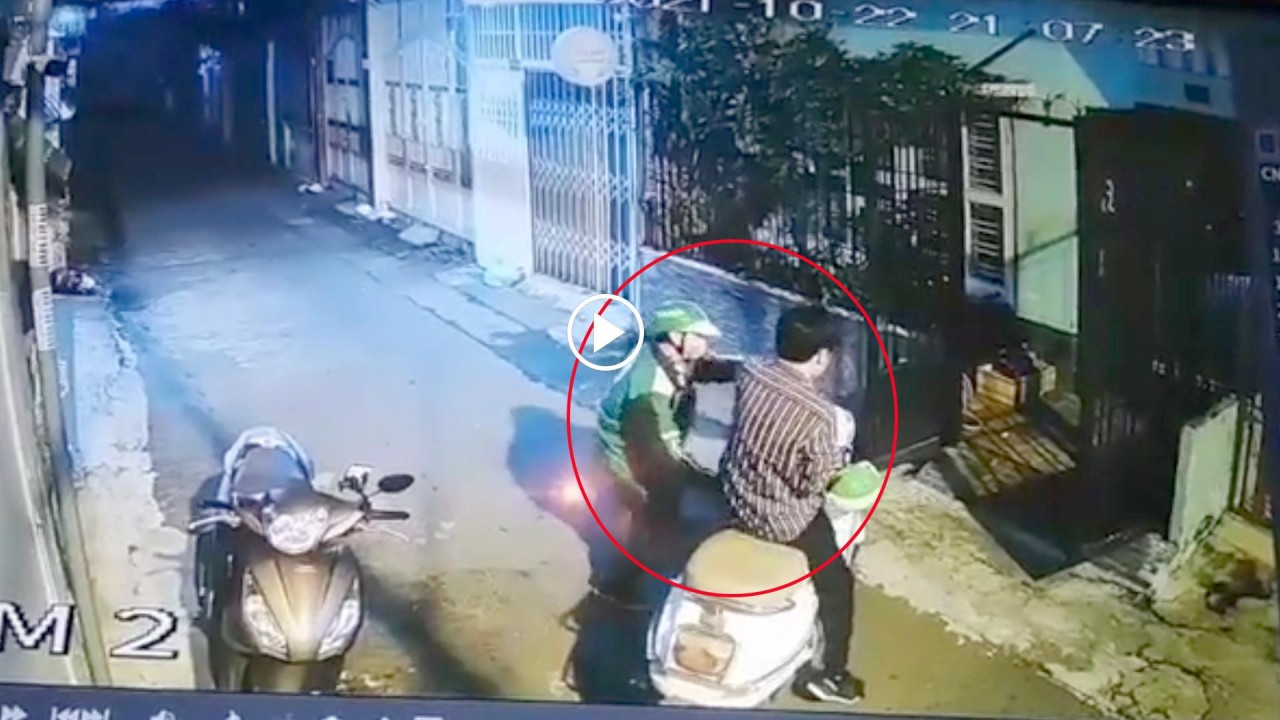 Tài xế mặc áo Grab trấn lột điện thoại của nam thanh niên say rượu Tài xế mặc áo Grab trấn lột điện thoại của nam thanh niên say rượu