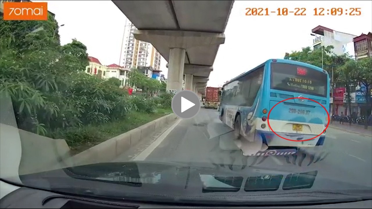 Dân mạng bức xúc với xe buýt chạy ẩu, ‘cướp làn’ suýt gây tai nạn Dân mạng bức xúc với xe buýt chạy ẩu, ‘cướp làn’ suýt gây tai nạn