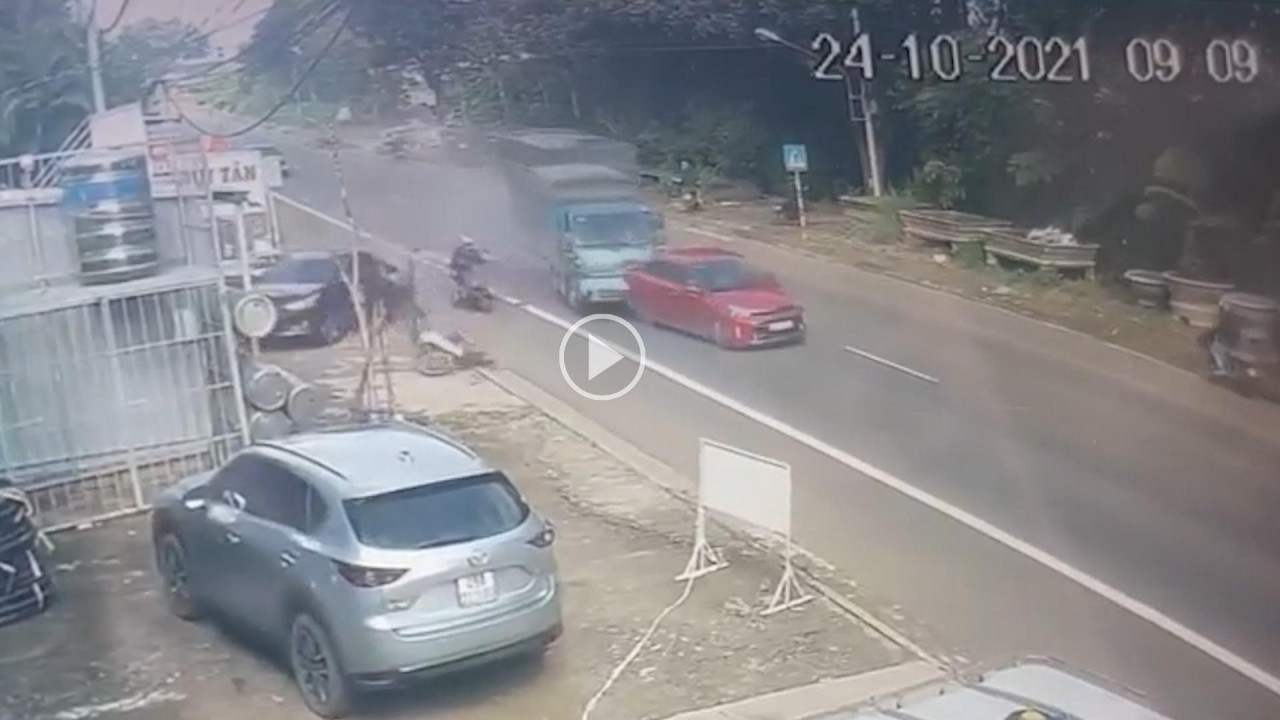 Tai nạn liên hoàn giữa 2 ô tô, 2 xe máy, nhiều người trọng thương Hiện trường vụ tai nạn liên hoàn giữa ô tô và xe máy khiến nhiều người trọng thương
