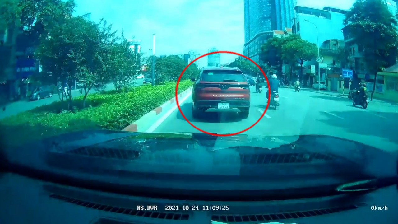 Bất chấp đường đông, tài xế đi nhanh tạt đầu nhiều phương tiện giữa lòng Hà Nội Bất chấp đường đông, tài xế đi nhanh tạt đầu nhiều phương tiện giữa lòng Hà Nội