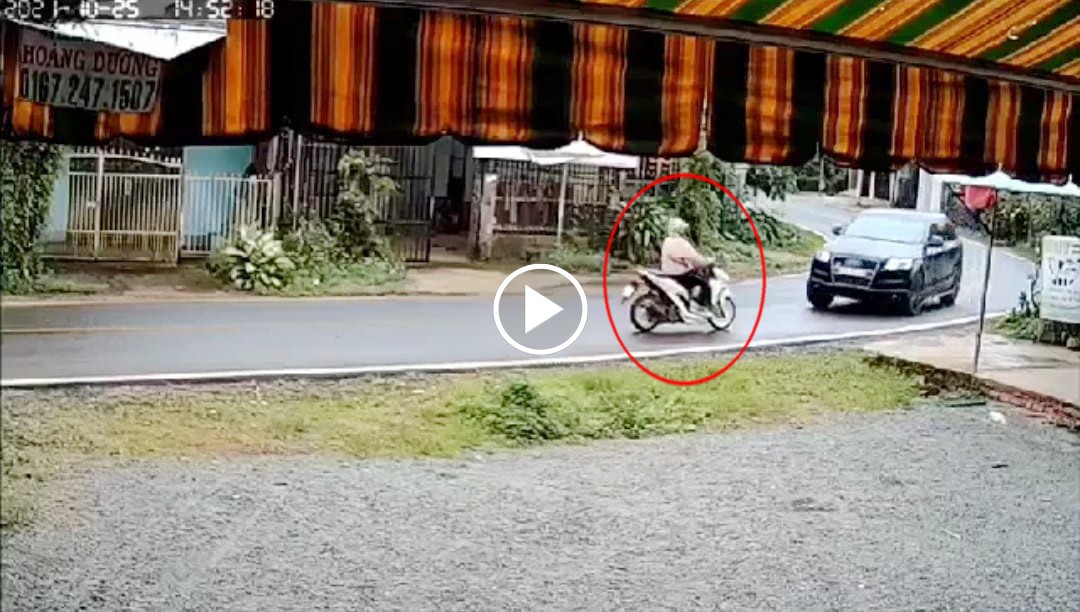 Ô tô vào cua lấn làn tông người đi xe máy nguy kịch Ô tô vào cua lấn làn tông người đi xe máy nguy kịch