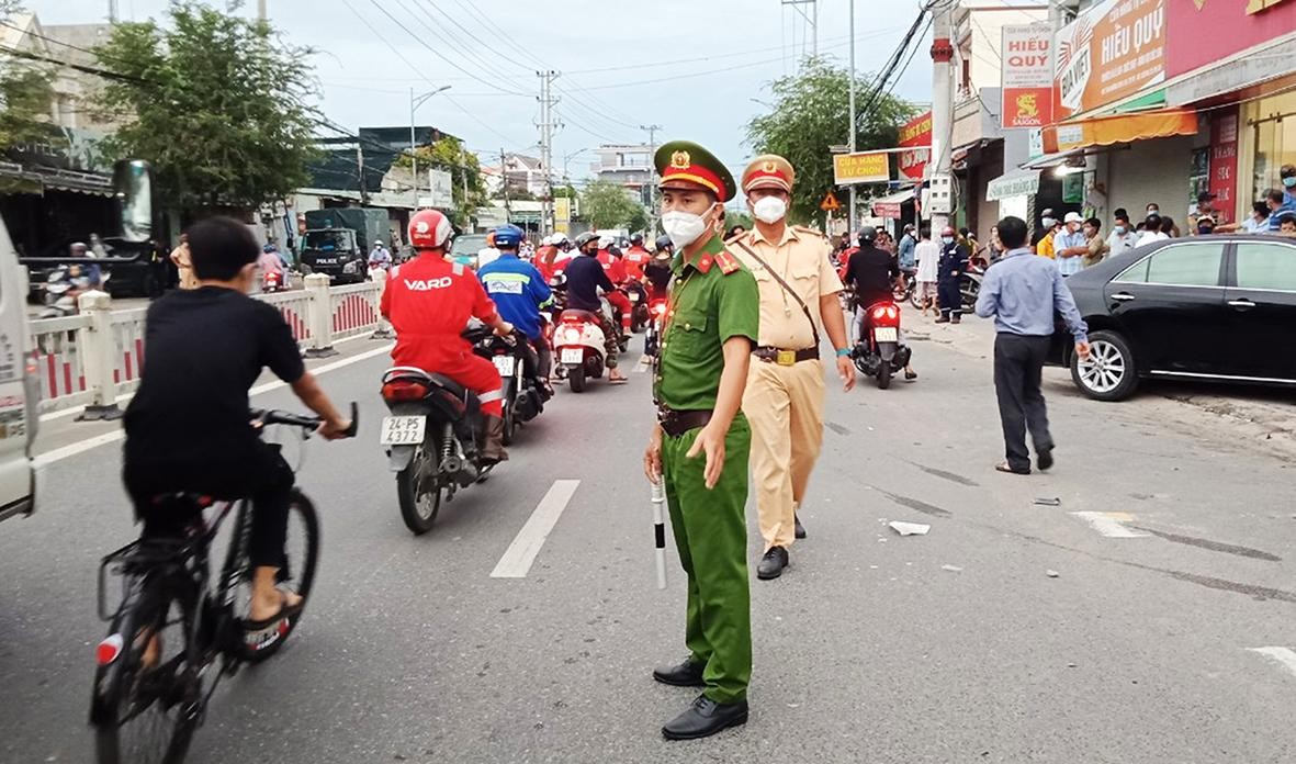 Kinh hoàng xe con đi ngược chiều húc văng hàng loạt xe máy