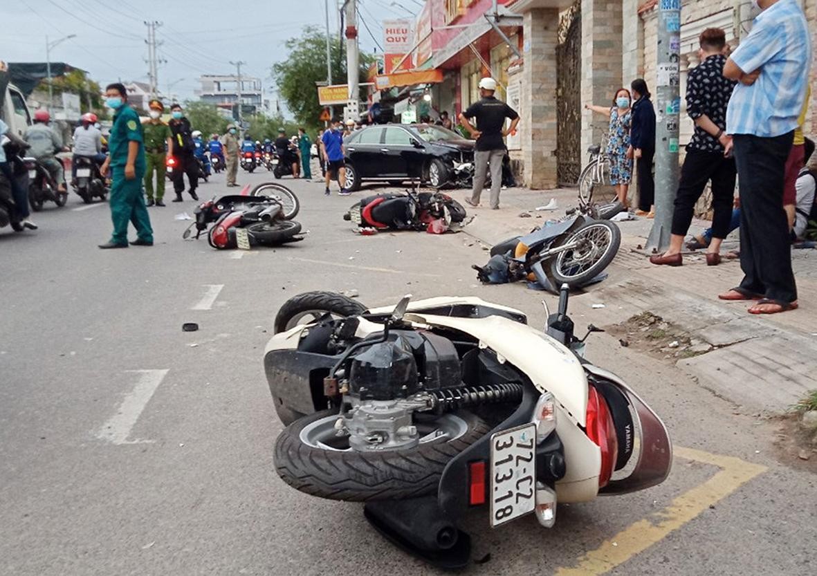 Kinh hoàng xe con đi ngược chiều húc văng hàng loạt xe máy