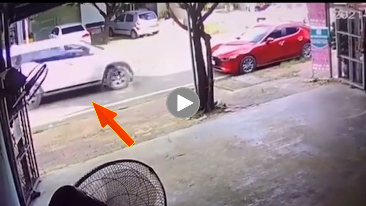 Lao vào chiếc Mazda đỗ ngược chiều, xe Fortuner 'ngửa bụng' giữa đường Lao vào chiếc Mazda đỗ ngược chiều, xe Fortuner 'ngửa bụng' giữa đường