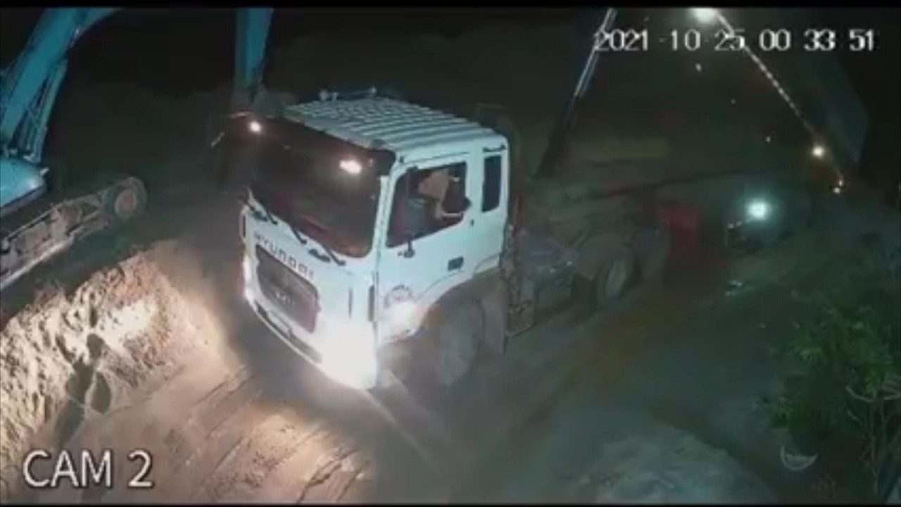 Lơ xe thoát nạn khi thùng xe ben lật trong lúc nâng Lơ xe thoát nạn khi thùng xe ben lật trong lúc nâng