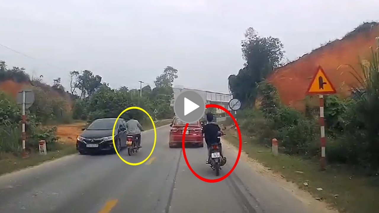 Hai ‘quái xế’ máy lạng lách, thách thức ô tô ngược chiều Hai ‘quái xế’ máy lạng lách, thách thức ô tô ngược chiều
