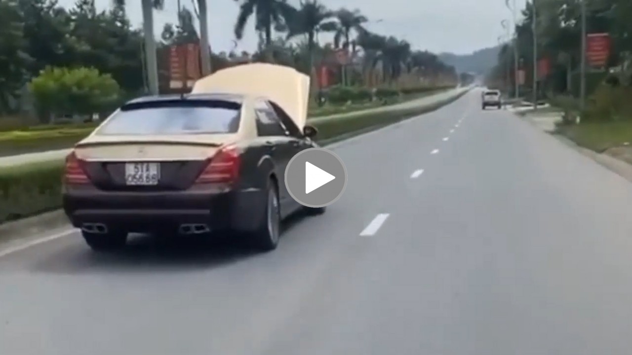 Xe sang lao như bay trên đường mặc nắp capô che khuất tầm nhìn Xe sang lao như bay trên đường mặc nắp capô che khuất tầm nhìn