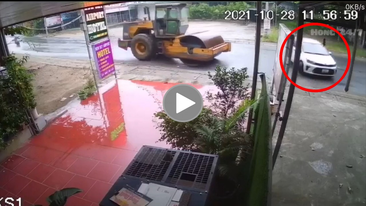 Tai nạn hy hữu, xe Lu đâm ô tô đang quay đầu tới 2 lần Tai nạn hy hữu, xe Lu đâm ô tô đang quay đầu tới 2 lần