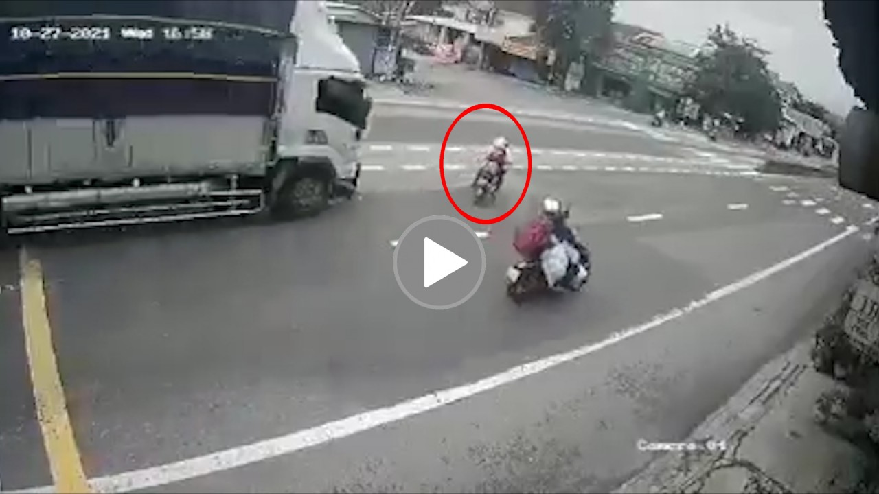 Đánh lái thiếu quan sát, 2 người đi xe đạp điện gặp nạn Đánh lái thiếu quan sát, 2 người đi xe đạp điện gặp nạn