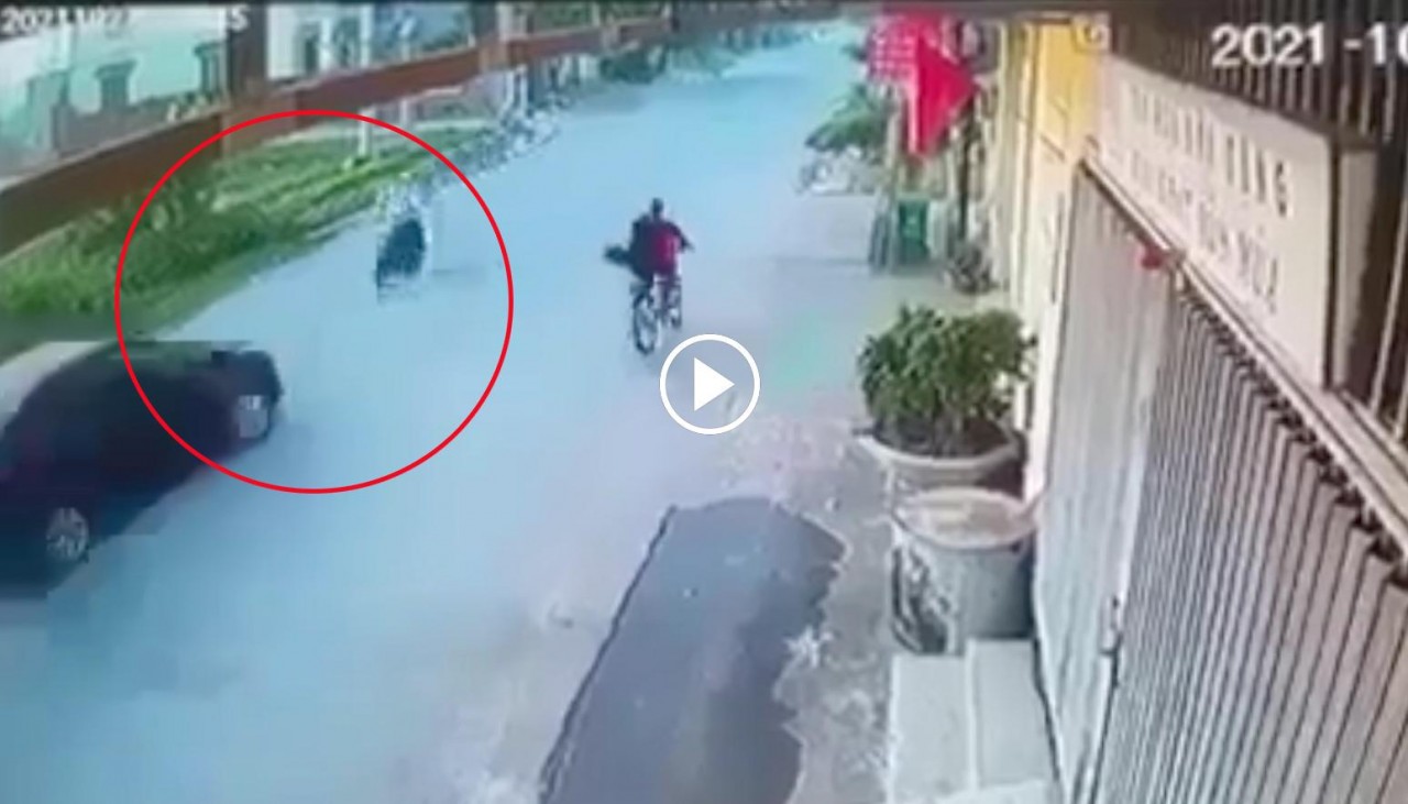 Ô tô 5 chỗ lấn làn đâm trực diện 2 thanh niên đi xe máy Ô tô 5 chỗ lấn làn đâm trực diện 2 thanh niên đi xe máy