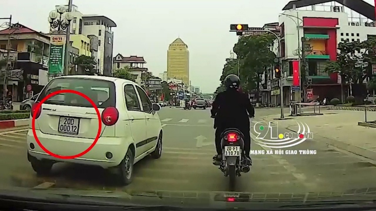 Xe ô tô con chuyển làn ẩu, vượt đèn vàng trên phố gây phẫn nộ Xe ô tô con chuyển làn ẩu, vượt đèn vàng trên phố gây phẫn nộ