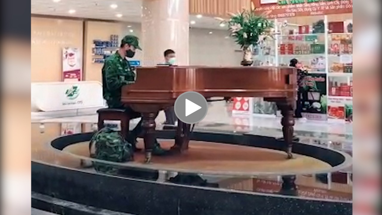 Năng lượng tích cực: Chiến sĩ chơi piano trong sảnh bệnh viện Năng lượng tích cực: Chiến sĩ chơi piano trong sảnh bệnh viện