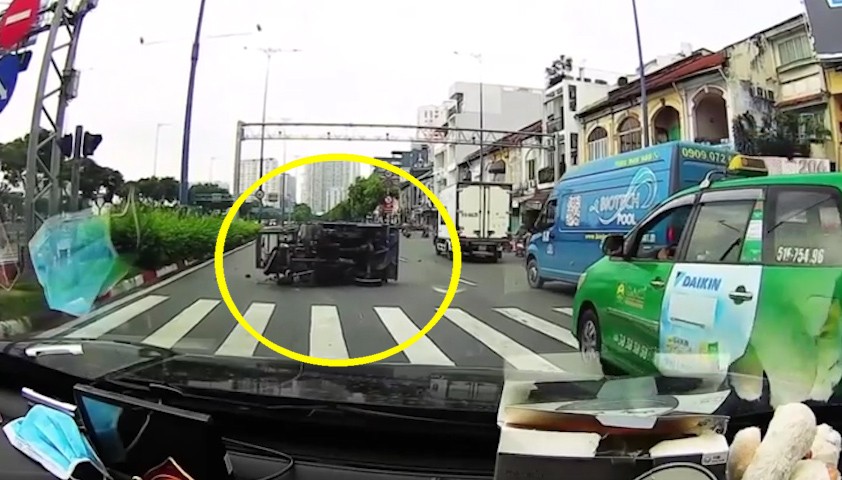 Vượt đèn đỏ, bán tải tông lật nghiêng xe ba gác Vượt đèn đỏ, bán tải tông lật nghiêng xe ba gác