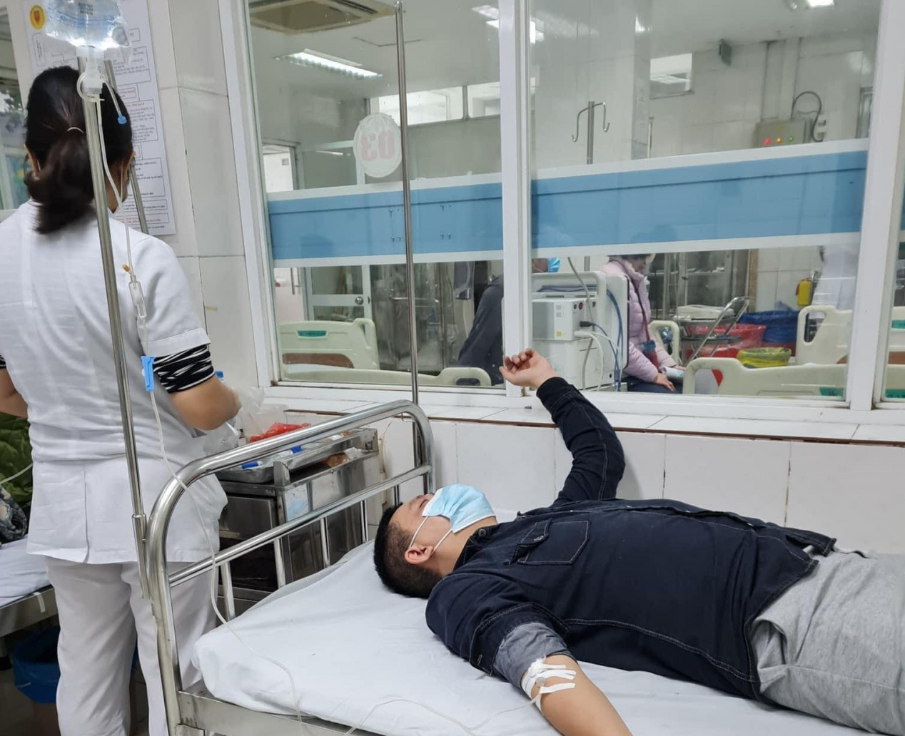Nhóm côn đồ cầm hung khí vào sảnh chung cư Tân Tây Đô đánh người Nhóm côn đồ cầm hung khí vào sảnh chung cư Tân Tây Đô đánh người