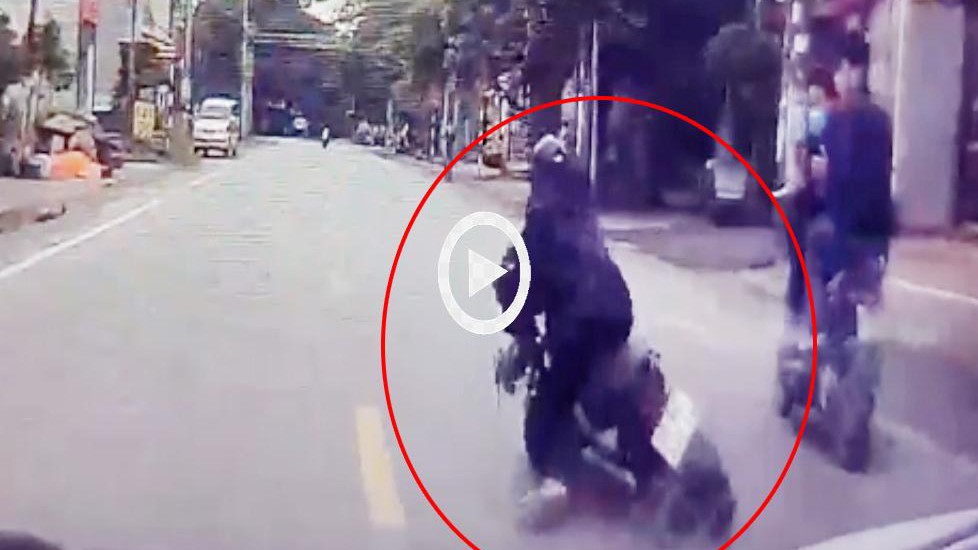 Tài xế phanh cháy lốp, cứu mạng nam thanh niên ngã trước đầu xe Tài xế phanh cháy lốp, cứu mạng nam thanh niên ngã trước đầu xe