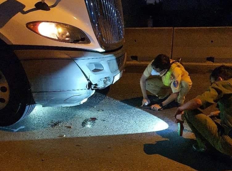 Người đàn ông đi xe máy Người đàn ông đi xe máy