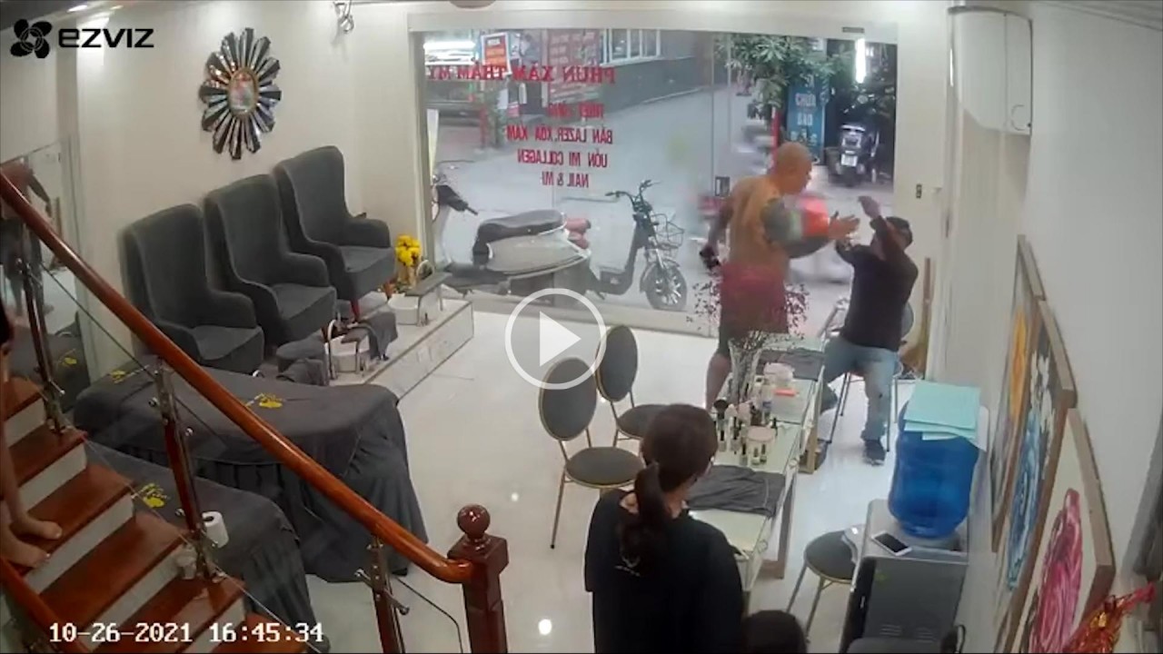Thanh niên ngồi lỳ trong tiệm Thanh niên ngồi lỳ trong tiệm
