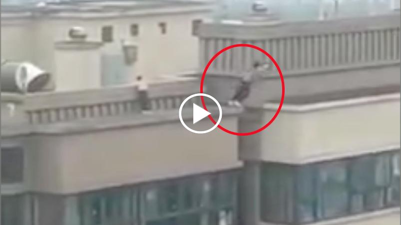 Kinh hoàng phát hiện 2 cháu bé đùa giỡn trên nóc tòa nhà cao tầng Kinh hoàng phát hiện 2 cháu bé đùa giỡn trên nóc tòa nhà cao tầng