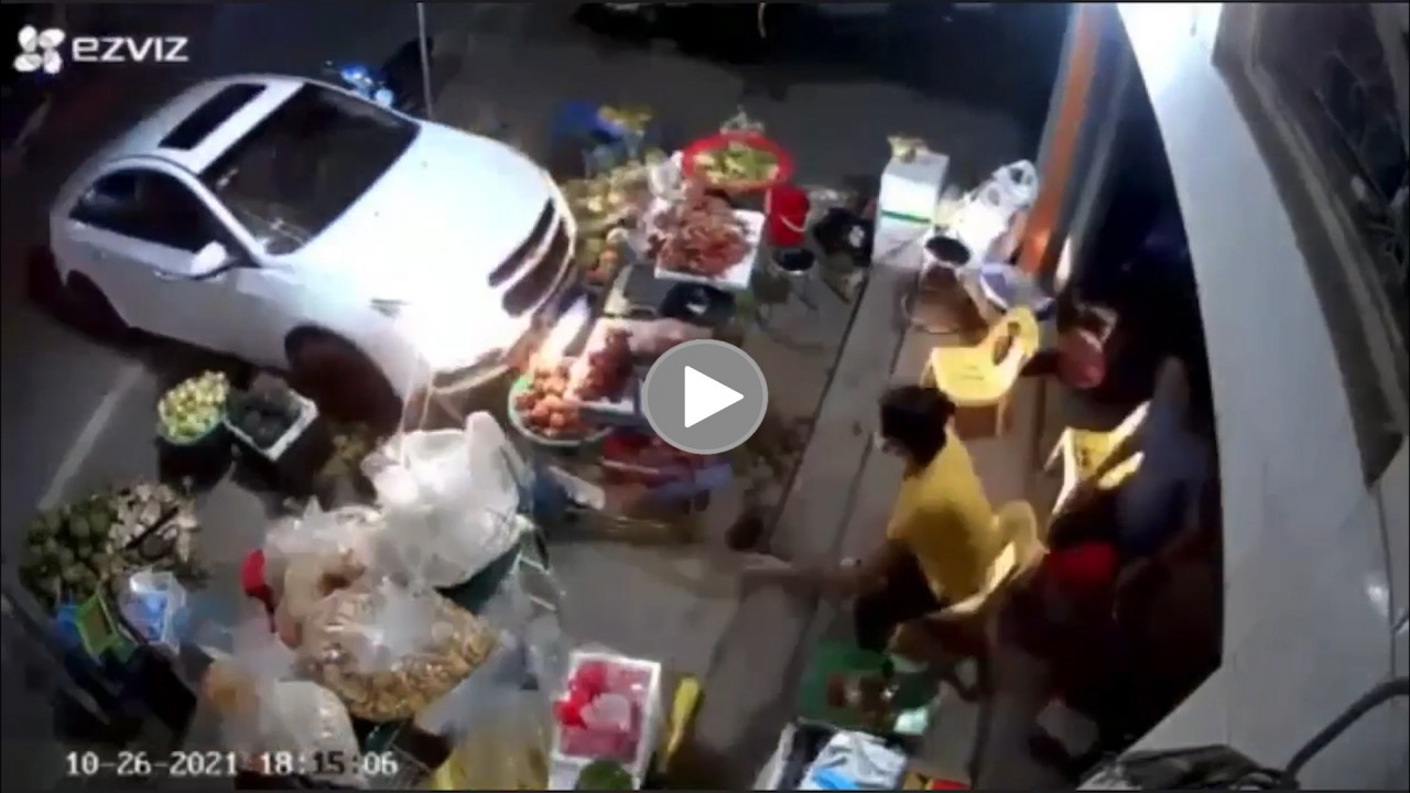 Tài xế lóng ngóng đâm thẳng xe lên vỉa hè khi quay đầu Tài xế lóng ngóng đâm thẳng xe lên vỉa hè khi quay đầu