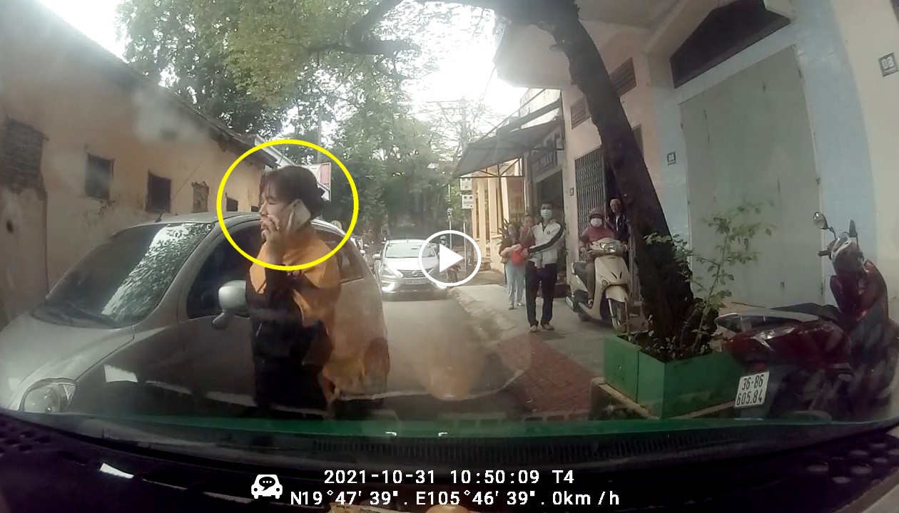 Hai ô tô qua đường hẹp tái hiện cảnh Hai ô tô qua đường hẹp tái hiện cảnh