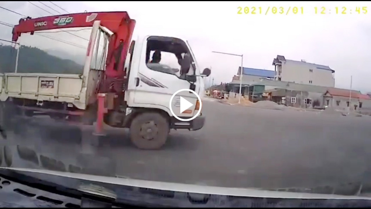 Kia Morning lao nhanh vào ngã tư, húc xe tải lộn vòng Kia Morning lao nhanh vào ngã tư, húc xe tải lộn vòng