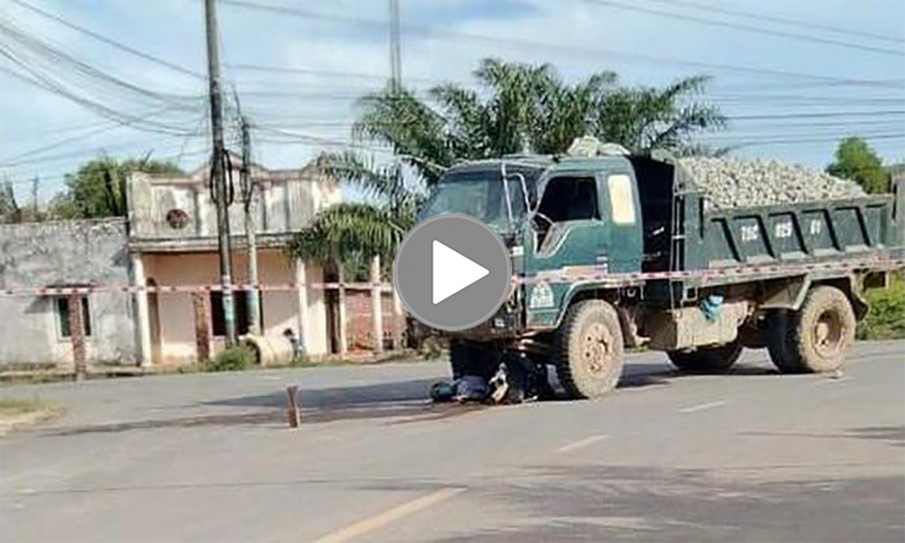 Toàn cảnh vụ tai nạn kinh hoàng giữa ô tô tải và xe máy Toàn cảnh vụ tai nạn kinh hoàng giữa ô tô tải và xe máy