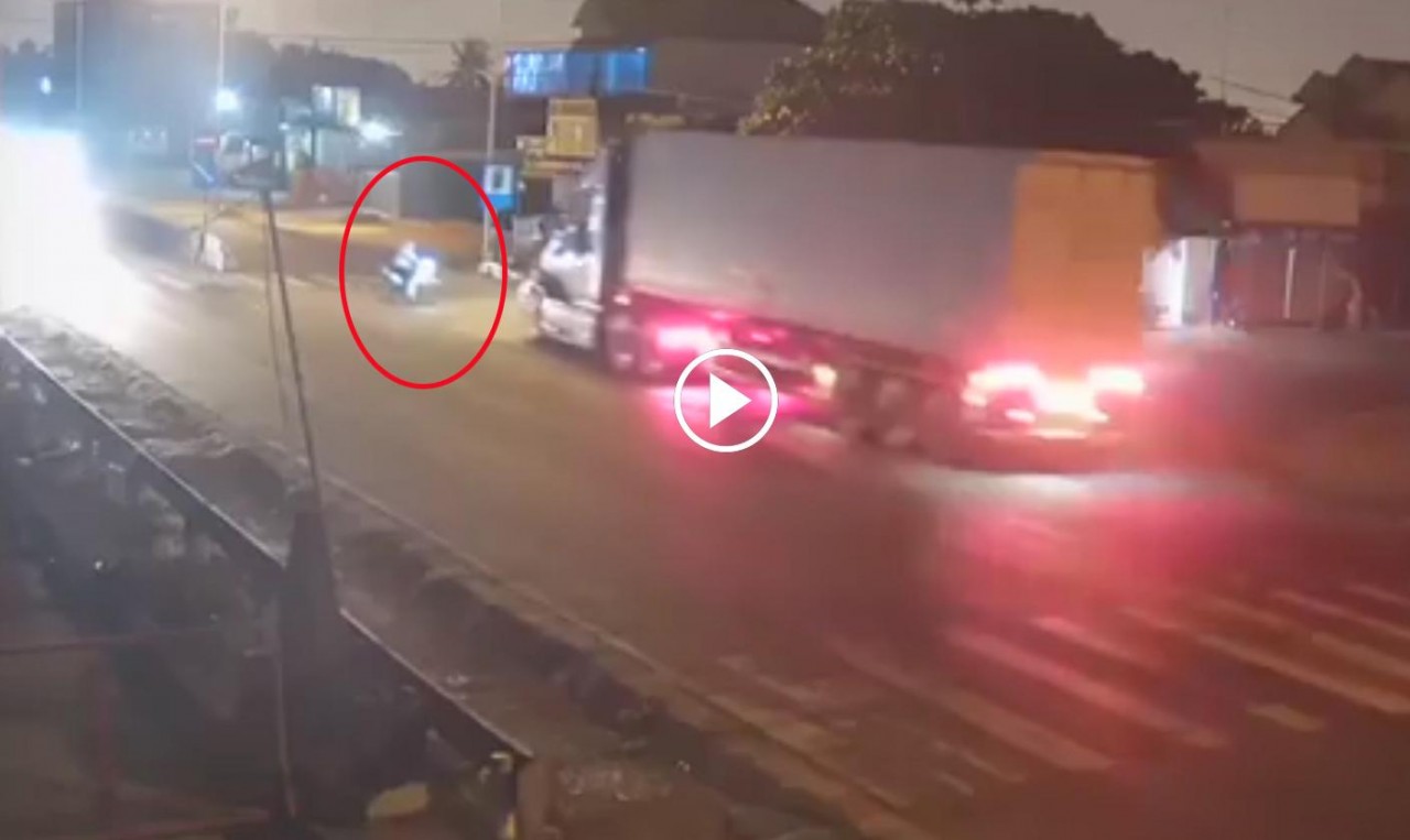 Sang đường ẩu, nam thanh niên đi xe máy va trúng Container