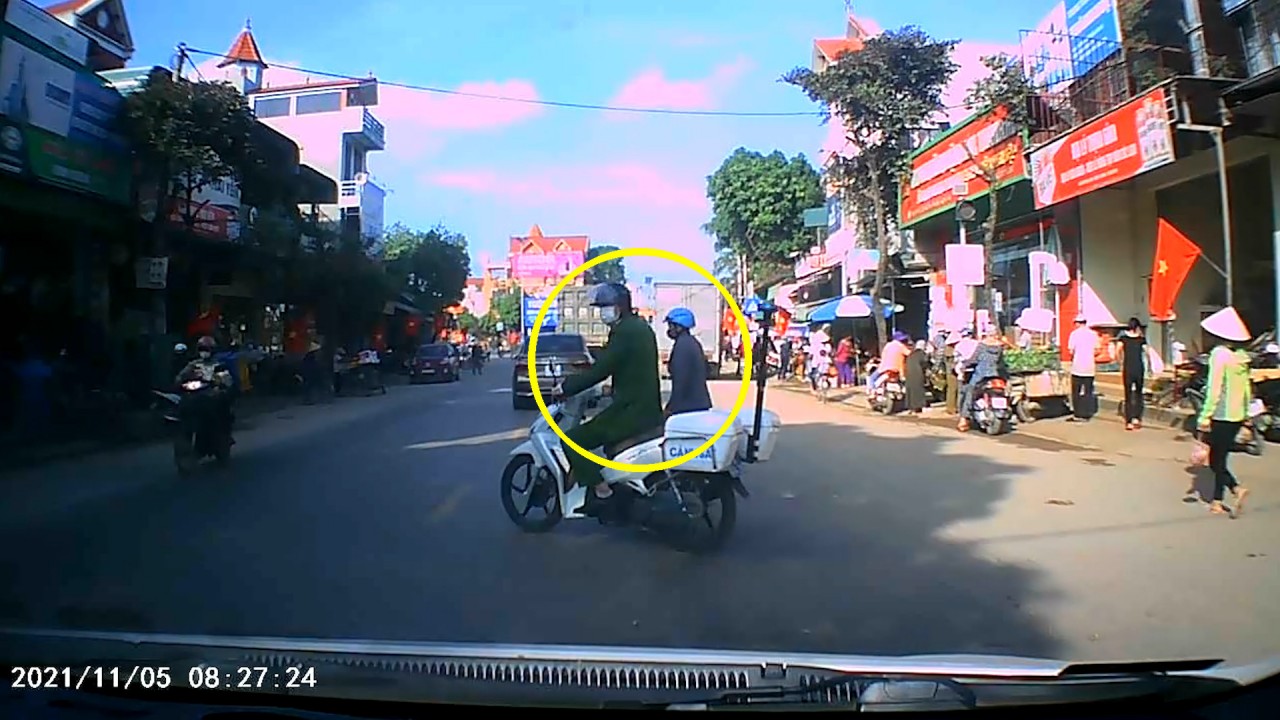 Năng lượng tích cực: Chiếc sỹ Công an đưa người phụ nữ lớn tuổi qua đường Năng lượng tích cực: Chiếc sỹ Công an đưa người phụ nữ lớn tuổi qua đường