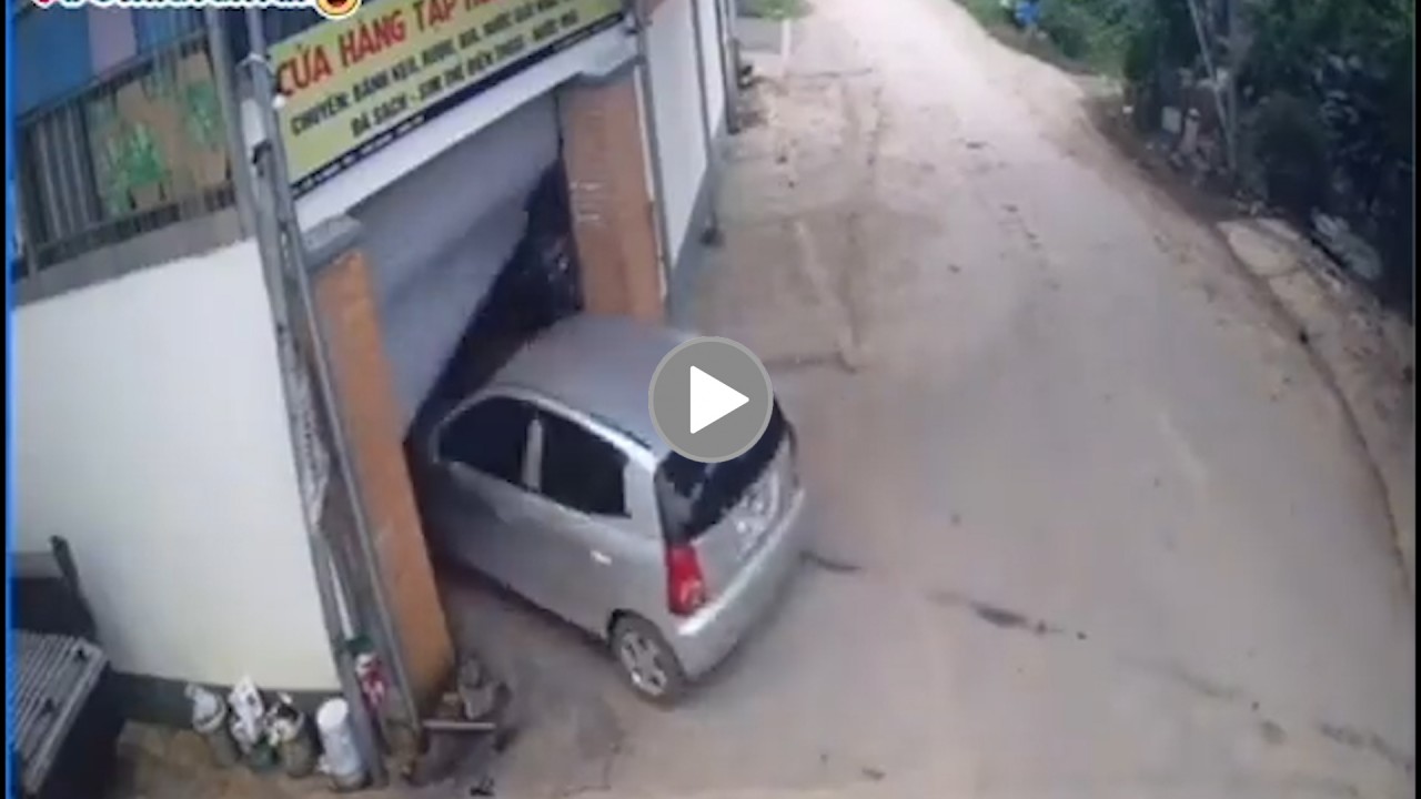 Xe con húc đổ cửa nhà khiến 4 người đàn ông hoảng sợ Xe con húc đổ cửa nhà khiến 4 người đàn ông hoảng sợ