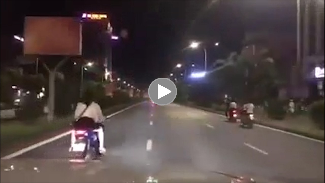 Nhóm thanh niên lái xe máy đánh võng, “khiêu khích” ô tô Nhóm thanh niên lái xe máy đánh võng, “khiêu khích” ô tô