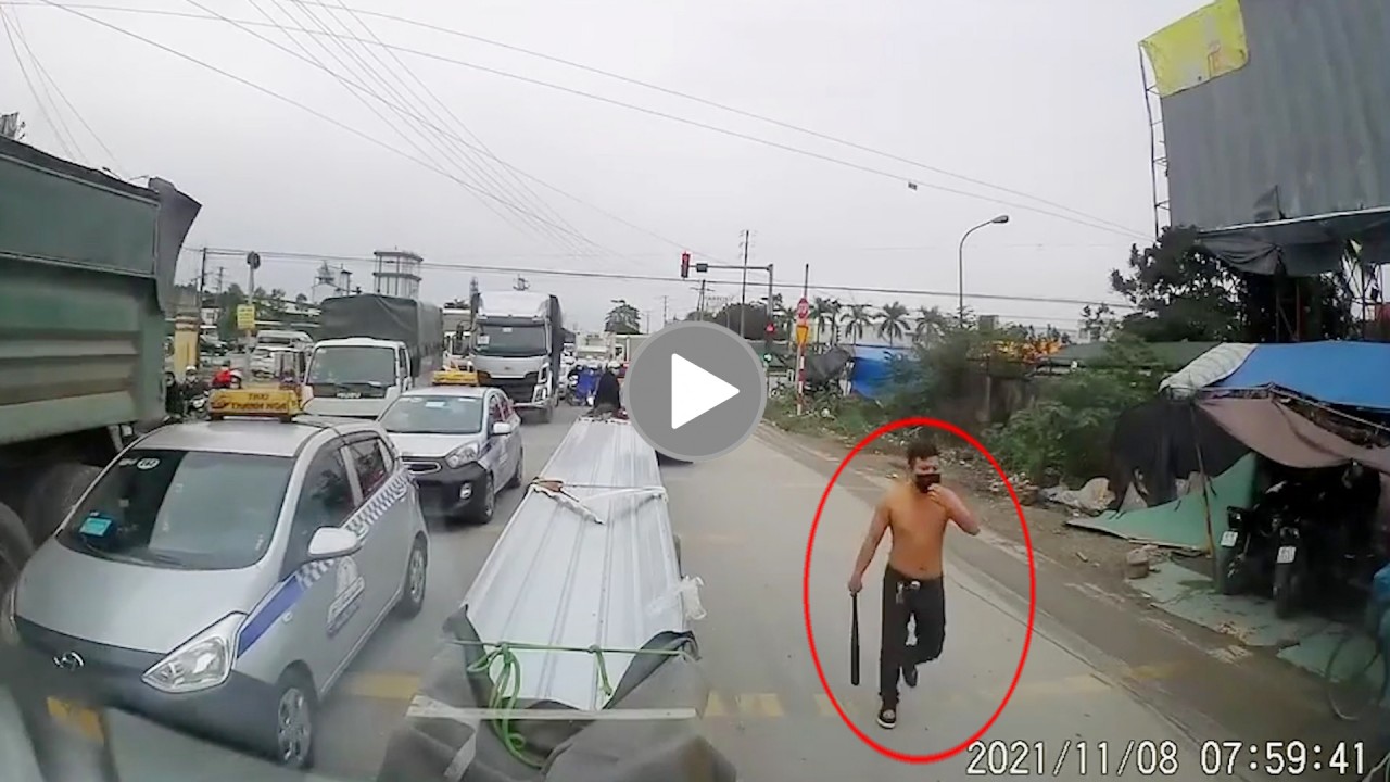 Cởi trần đuổi theo đập vỡ kính xe Mercedes Cởi trần đuổi theo đập vỡ kính xe Mercedes