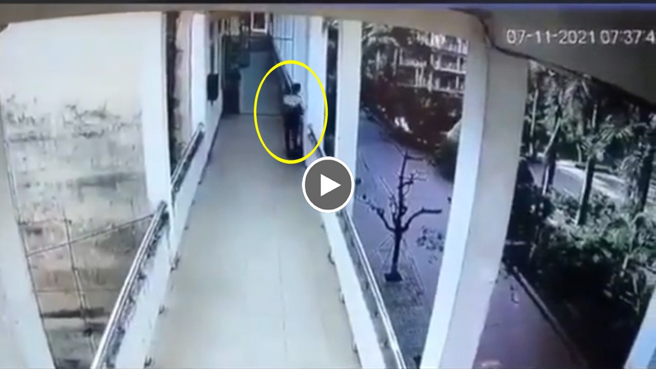 Nam sinh lớp 10 ngã khỏi lan can tầng 3 khi đang dùng điện thoại