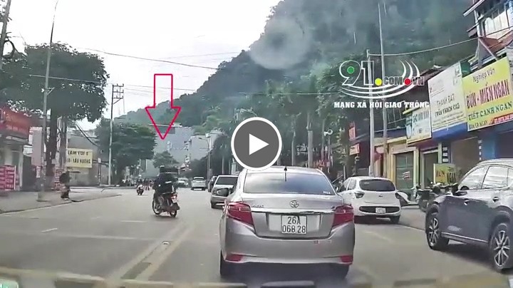 Nam sinh đi xe biển AA lấn vạch liền, tông trúng xe máy Nam sinh đi xe biển AA lấn vạch liền, tông trúng xe máy