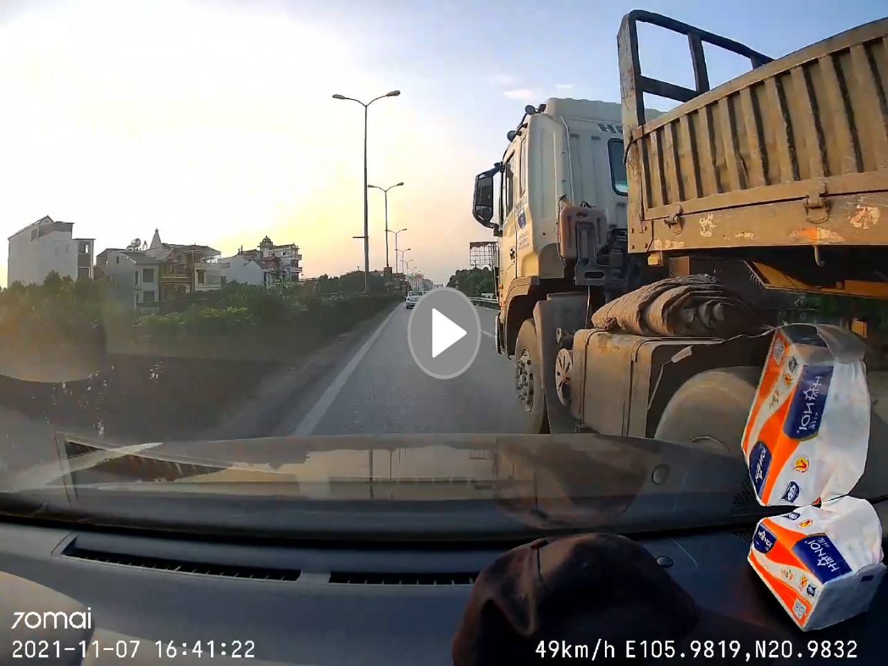 Tài xế đầu kéo đi ẩu trên đường, gây tai nạn cho xe máy thản nhiên bỏ đi Tài xế đầu kéo đi ẩu trên đường, gây tai nạn cho xe máy thản nhiên bỏ đi