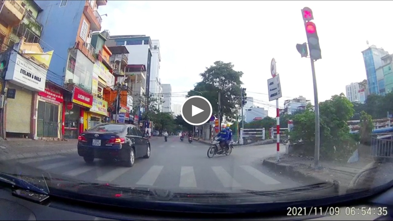 Nhiều phương tiện thản nhiên vượt đèn đỏ