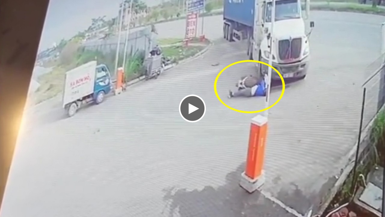 Xe máy vượt phải va chạm với xe container đang chuyển hướng Xe máy vượt phải va chạm với xe container đang chuyển hướng