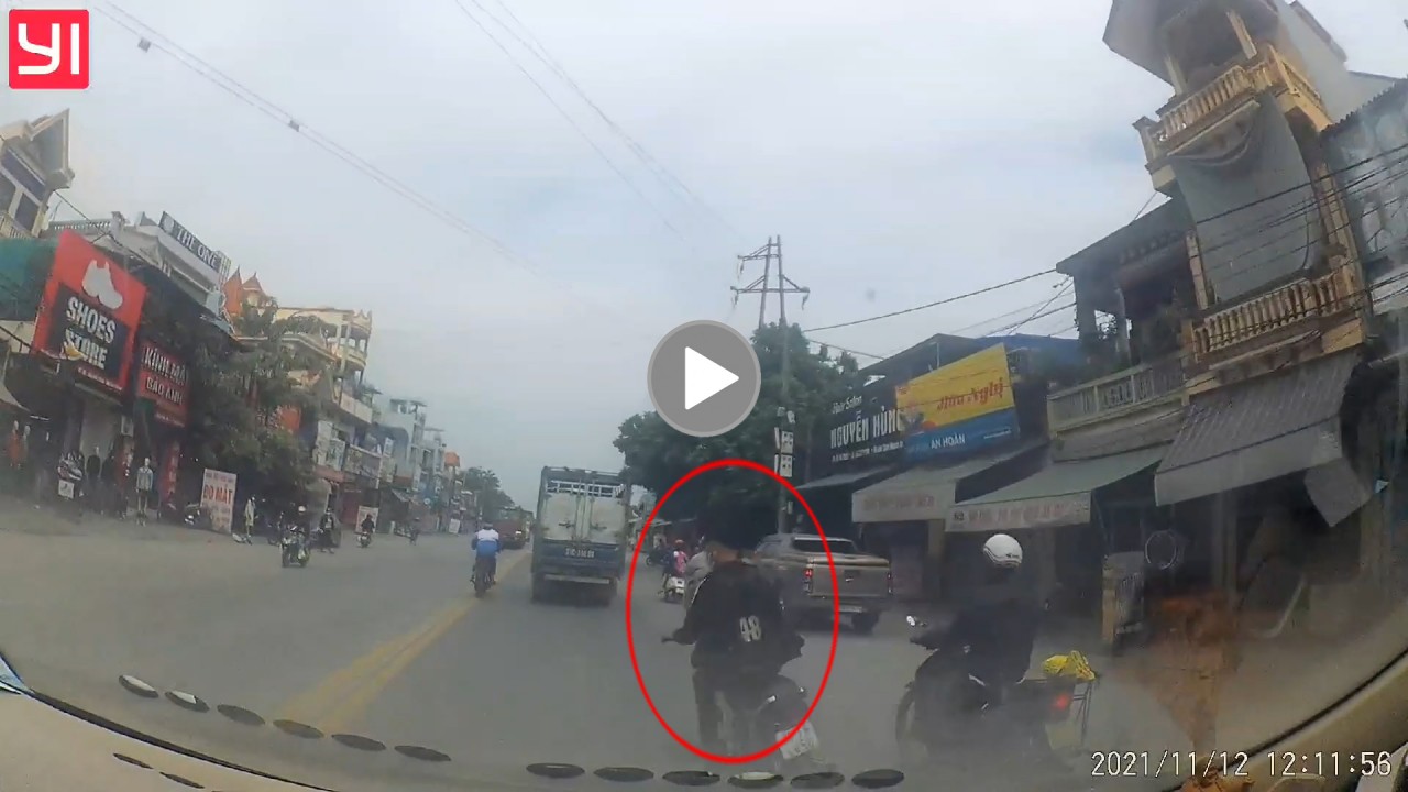 Nhóm thanh niên phóng xe lạng lách, trêu đùa nhau trên đường Nhóm thanh niên phóng xe lạng lách, trêu đùa nhau trên đường