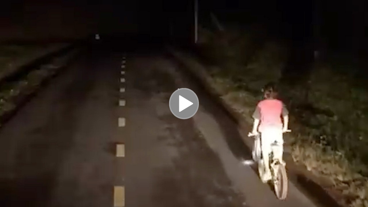 Năng lượng tích cực: Tài xế ô tô soi đèn cho cậu bé đạp xe trên đoạn đường tối Năng lượng tích cực: Tài xế ô tô soi đèn cho cậu bé đạp xe trên đoạn đường tối