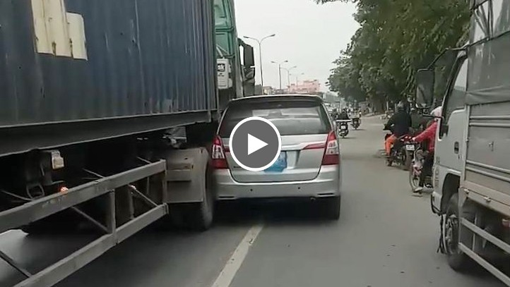 Lấn làn vượt ẩu, xe con dính vào Container sau va chạm Lấn làn vượt ẩu, xe con dính vào Container sau va chạm