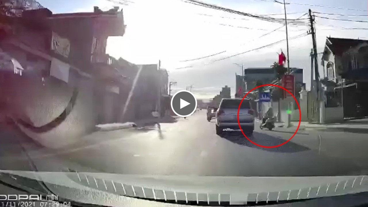 Ôm cua không giảm tốc độ, xe máy lao thẳng vào ô tô Ôm cua không giảm tốc độ, xe máy lao thẳng vào ô tô