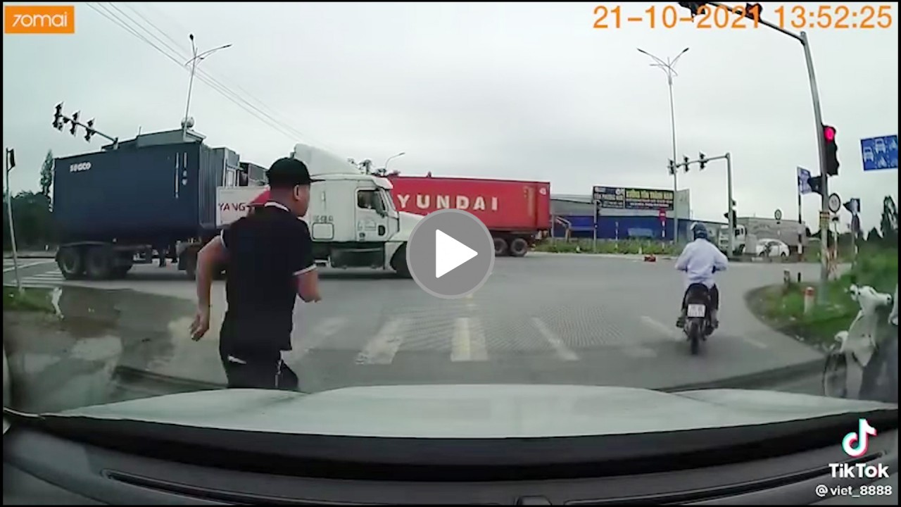 Tài xế chạy bộ đuổi theo nam học sinh đi xe máy AA phóng nhanh, tạt đầu ô tô Tài xế chạy bộ đuổi theo nam học sinh đi xe máy AA phóng nhanh, tạt đầu ô tô