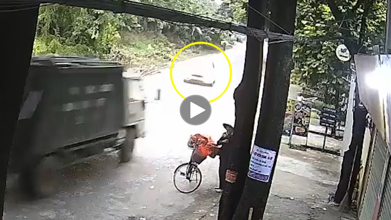 Xe con bất ngờ lấn làn, đối đầu xe chở rác Xe con bất ngờ lấn làn, đối đầu xe chở rác